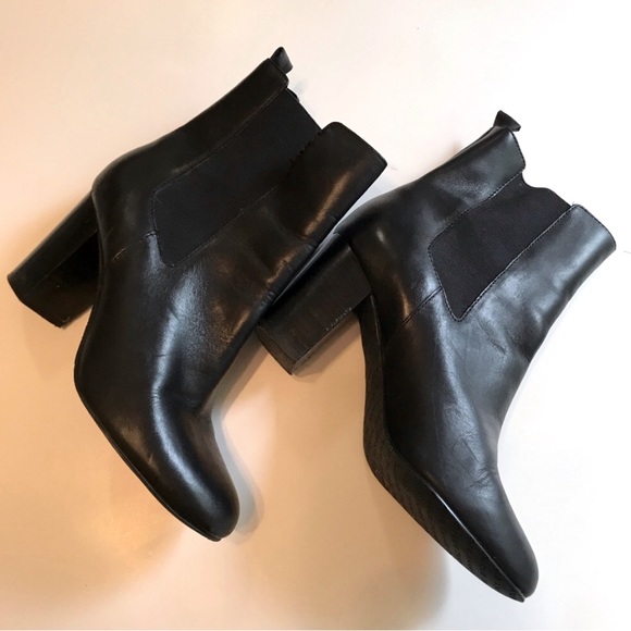 Tahari Garnet Black Leather Ankle Bootie Women’s Size 8 - Picture 2 of 7